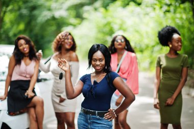 Beş mutlu Afro-Amerikan kız grubu, araba karşı poz verdi