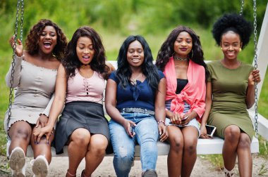 Güzel salıncak ta rahatlatıcı beş Afrikalı Amerikalı kız Grubu