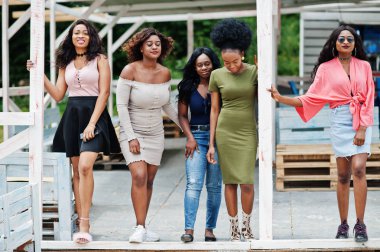 C dışında plajda rahatlatıcı beş Afrikalı Amerikalı kız Grubu