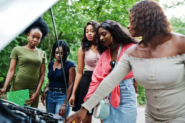 깨진 보고 다섯 아프리카 계 미국인 여행자 여자의 그룹 — 스톡 사진