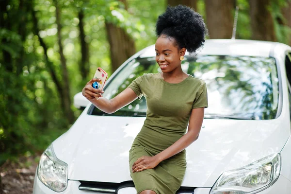 非洲裔美国妇女提出反对白色汽车在森林道路 — 图库照片