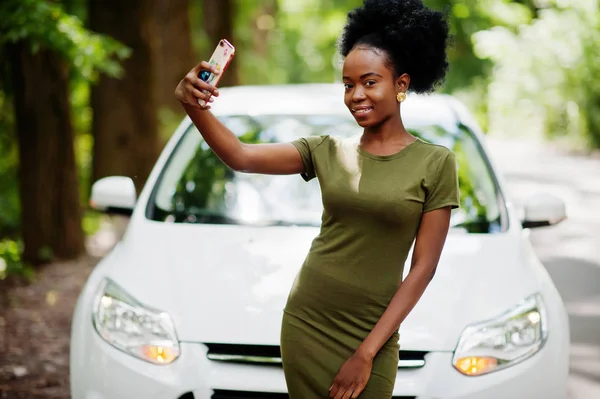 非洲裔美国妇女提出反对白色汽车在森林道路 — 图库照片