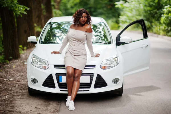 Africano americano mulher posou contra carro branco na estrada da floresta . — Fotografia de Stock