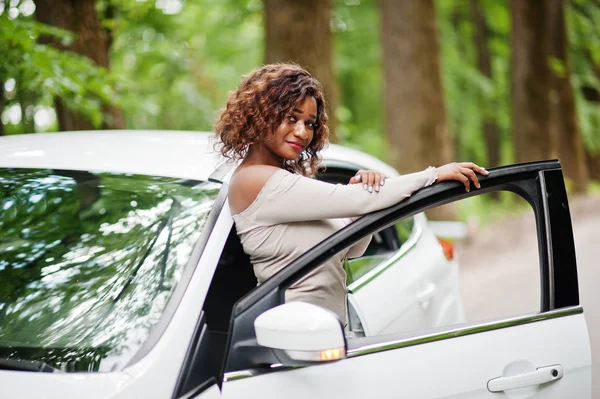 非洲裔美国妇女提出反对白色汽车在森林路. — 图库照片
