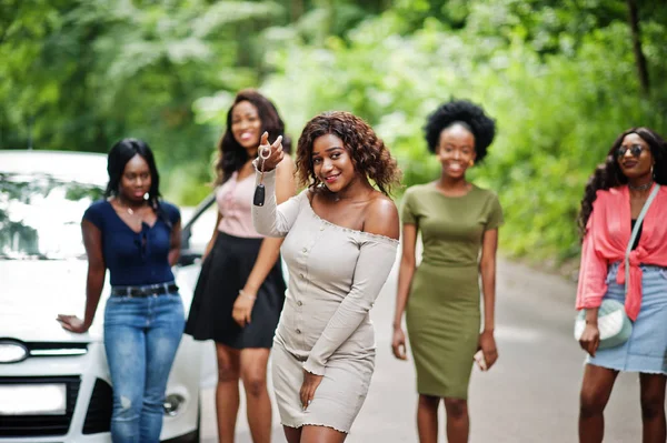Ομάδα των πέντε χαρούμενα αφρικανικά κορίτσια που ποζάρει με το αυτοκίνητο, σε — Φωτογραφία Αρχείου