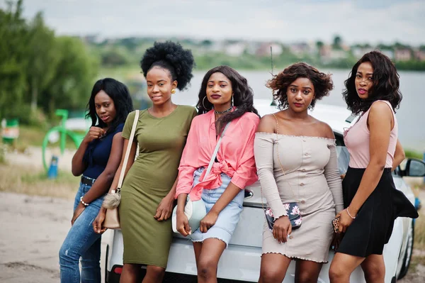 Grupo de cinco meninas americanas africanas felizes posou contra o carro . — Fotografia de Stock