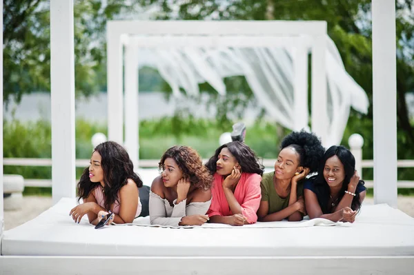 Ομάδα των πέντε Αφρικάνικα κορίτσια χαλάρωση σε όμορφες πισίνες — Φωτογραφία Αρχείου