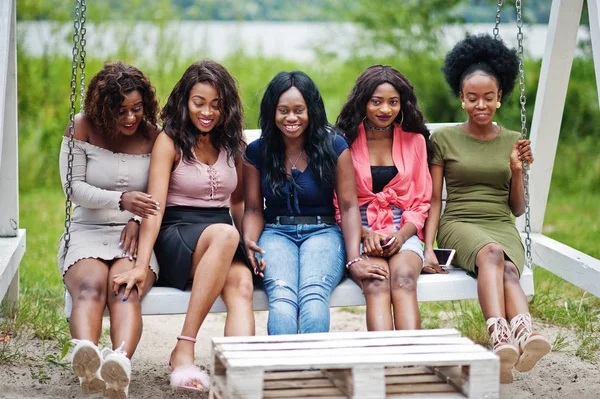 Csoport öt afro-amerikai lányok pihentető gyönyörű swing — Stock Fotó