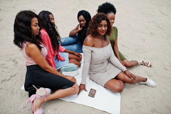 Grupp av fem afroamerikanska flickor koppla av på sand. — Stockfoto