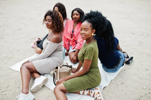 Grupo de cinco chicas afroamericanas relajándose en la arena . — Foto de Stock