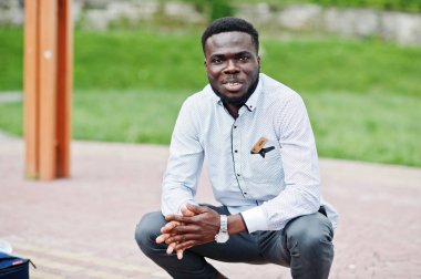 Genç şık afro-amerikan adam açık poz verdi.