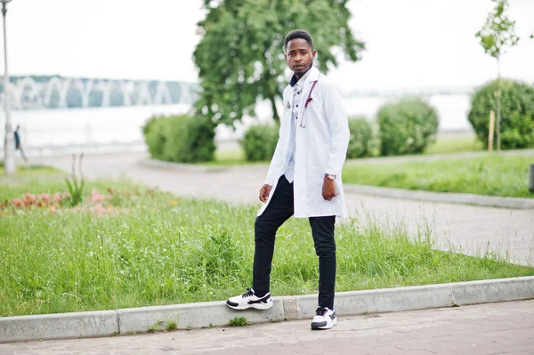 Jovem Africano americano médico masculino em casaco branco com um stethosc — Fotografia de Stock