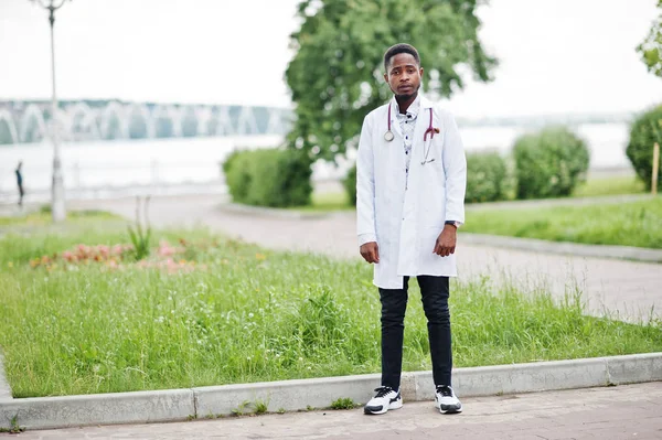Joven afroamericano médico masculino en bata blanca con un estetosc — Foto de Stock