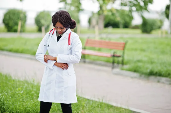Joven africana americana doctora en bata blanca con un stetho — Foto de Stock