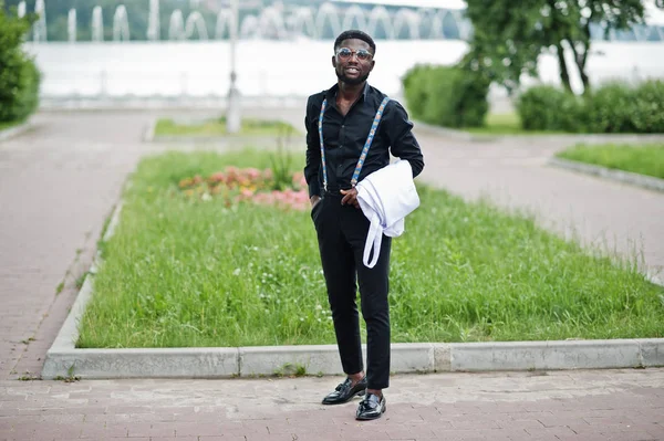 Jeune homme afro-américain élégant médecin tenir manteau blanc à ha — Photo