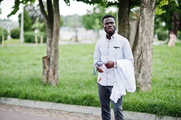 Junge afrikanisch-amerikanische Arzt halten weißen Mantel an der Hand mit — Stockfoto