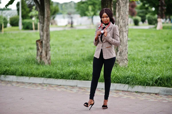 Jeune médecin afro-américaine femme tenir manteau blanc sur la main esprit — Photo