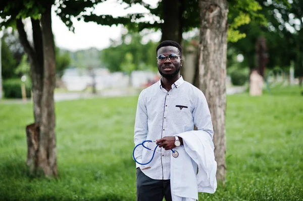 Junge afrikanisch-amerikanische Arzt halten weißen Mantel an der Hand mit — Stockfoto