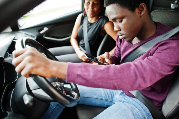 Pasangan muda african american indah duduk di depan pas — Stok Foto