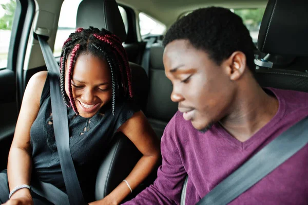 Beau jeune couple afro-américain assis sur le pas avant — Photo