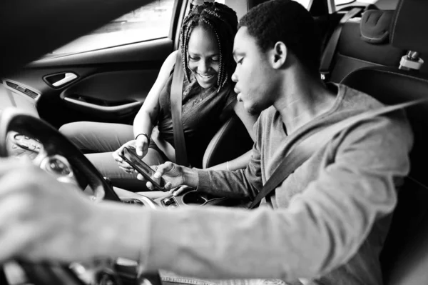 Pasangan muda african american indah duduk di depan pas — Stok Foto
