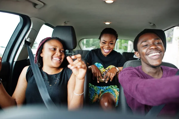 Giovani amici afroamericani seduti all'interno di una macchina . — Foto Stock