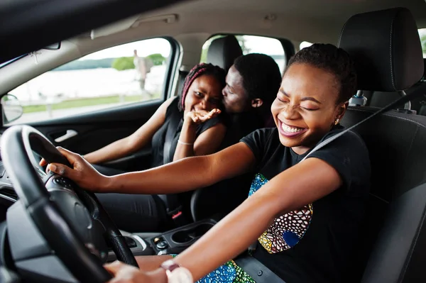 젊은 아프리카 계 미국인 친구 앉아 안에 a 자동차. — 스톡 사진