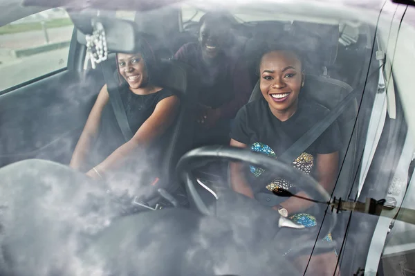 Молоді афро-американські друзі сидять усередині автомобіля. — стокове фото