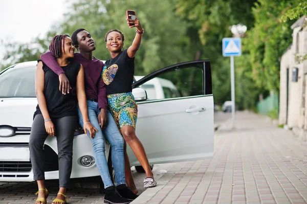 Три афро-американських друзів залишитися поруч з автомобілем і зробити селфі o — стокове фото