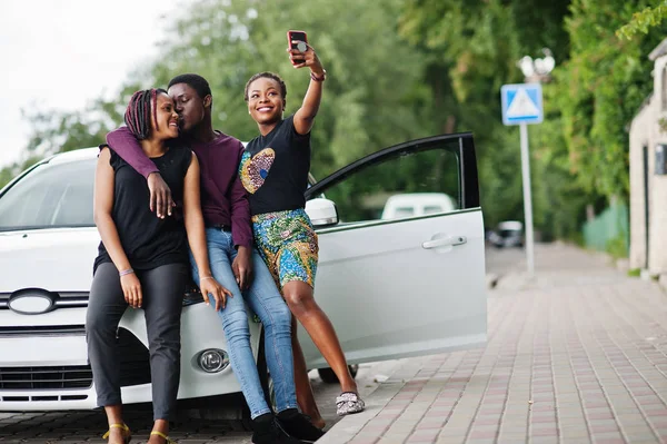 Три афро-американських друзів залишитися поруч з автомобілем і зробити селфі o — стокове фото
