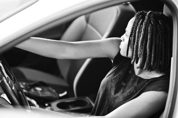 자동차를 운전하는 젊은 아프리카 계 미국인 여성의 초상화. — 스톡 사진