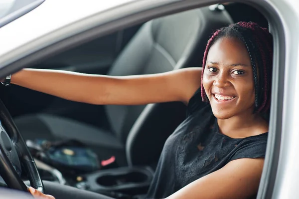 Portrait de jeune femme afro-américaine conduisant une voiture . — Photo