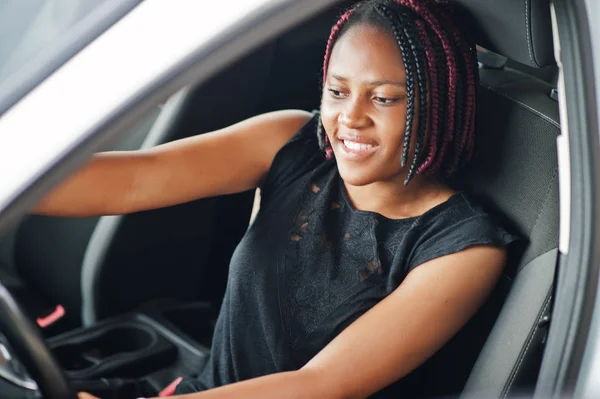 Portrait de jeune femme afro-américaine conduisant une voiture . — Photo