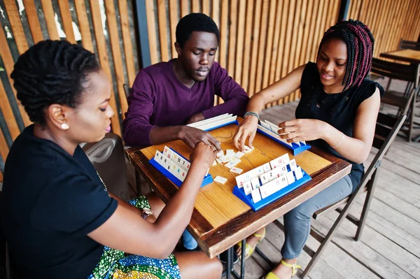 Grupo de três amigos afro-americanos jogar jogos de mesa . — Fotografia de Stock