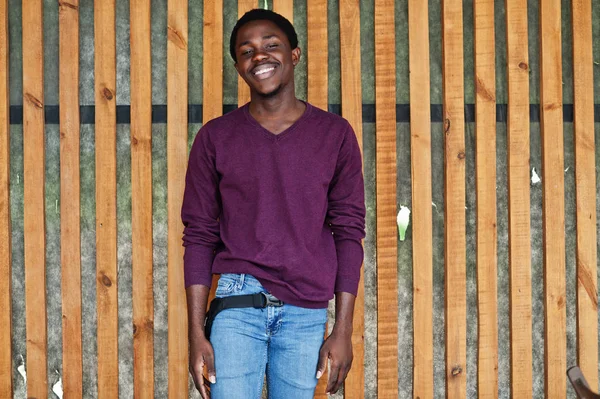 Junger afrikanisch-amerikanischer Mann in violettem Pullover posierte gegen Holz — Stockfoto