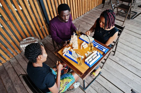 Grupo de três amigos afro-americanos jogar jogos de mesa . — Fotografia de Stock