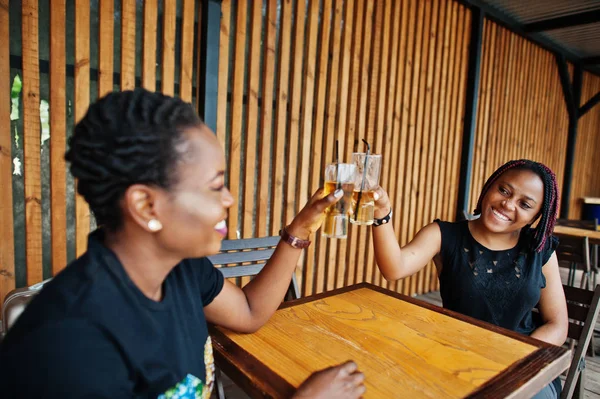 Duas meninas afro-americanas bebendo e aplaudindo juntas . — Fotografia de Stock