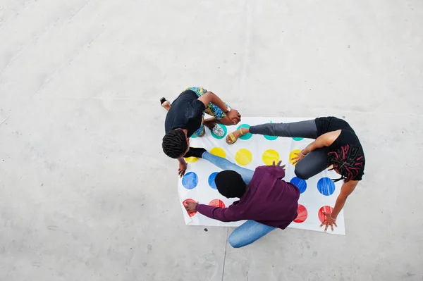 Grupo de três amigos afro-americanos jogar twister jogo outdoo — Fotografia de Stock