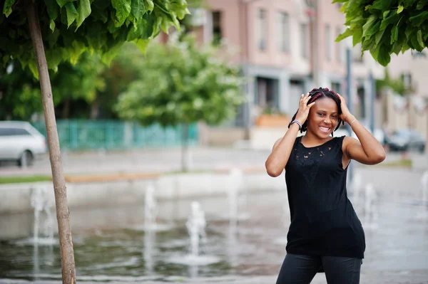 Ung afrikansk amerikansk kvinna poserade mot fontän. — Stockfoto