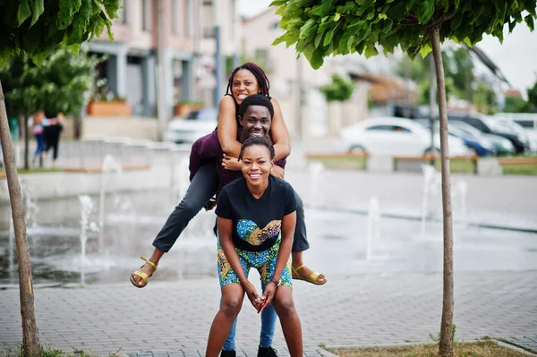 Tres amigos afroamericanos divirtiéndose juntos. Salta en shou — Foto de Stock