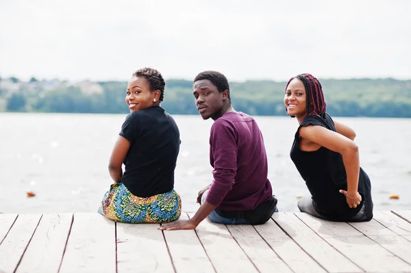 Tres amigos afroamericanos posaron en el muelle . — Foto de Stock