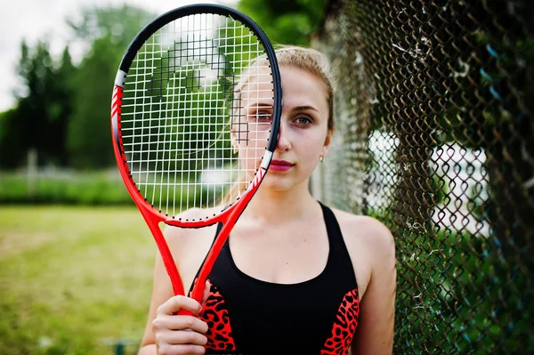 スポーツウェアのラケットを持つ美しいスポーツ女子テニスプレーヤー — ストック写真