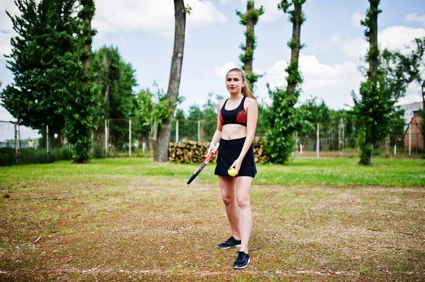 Hermosa jugadora de tenis deportiva con raqueta en ropa deportiva co — Foto de Stock