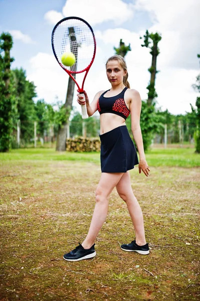 Krásná sportovní Ženská tenisová hráčka s raketou — Stock fotografie