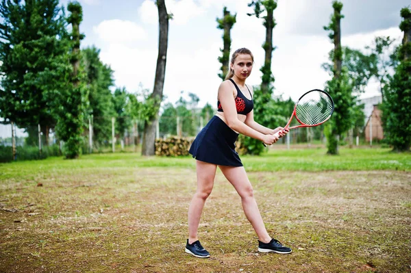 Hermosa jugadora de tenis deportiva con raqueta en ropa deportiva co — Foto de Stock