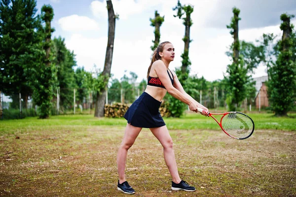 Spor Co raket ile güzel spor kadın tenis oyuncusu — Stok fotoğraf