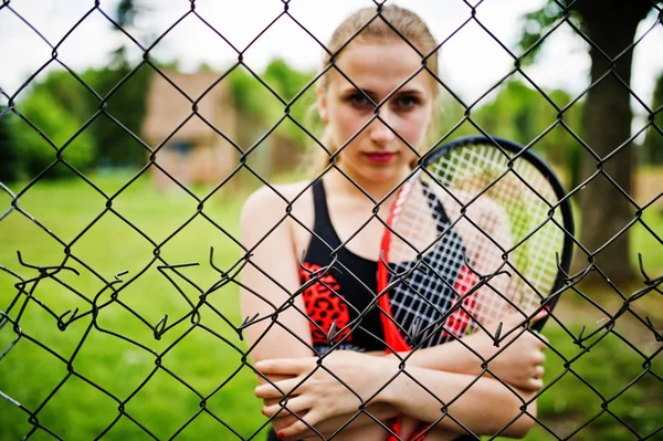 スポーツウェアのラケットを持つ美しいスポーツ女子テニスプレーヤー — ストック写真