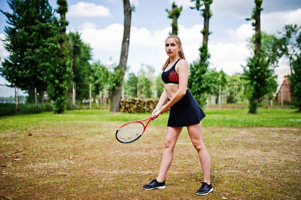Hermosa jugadora de tenis deportiva con raqueta en ropa deportiva co — Foto de Stock