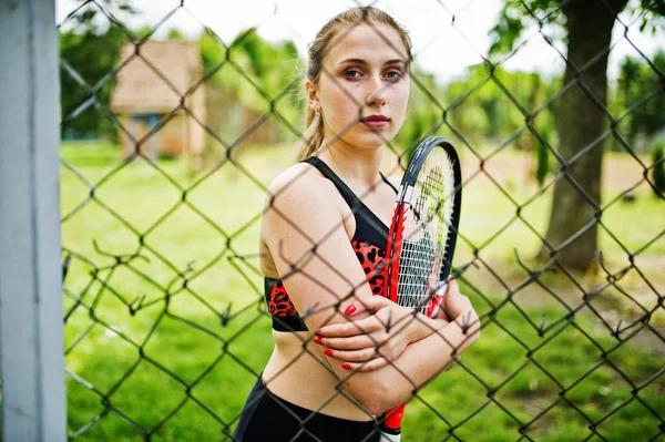 Hermosa jugadora de tenis deportiva con raqueta en ropa deportiva co — Foto de Stock