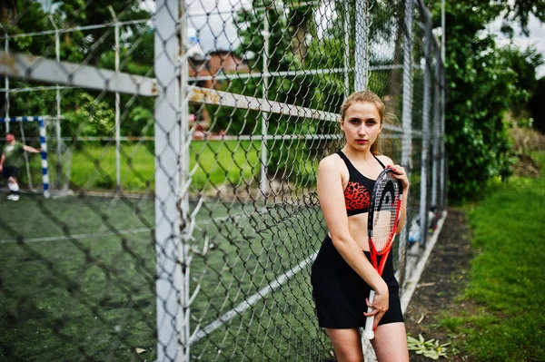 Schöne Sportlerin Tennisspielerin mit Schläger in Sportbekleidung co — Stockfoto